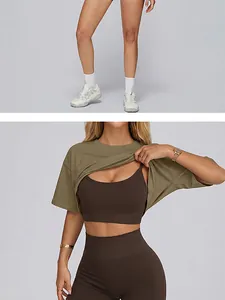Vue détaillée de l'ensemble de yoga sans couture avec brassière marron et short de sport.