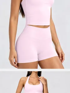 Détail d'un ensemble de yoga rose pâle sans couture avec haut dos nu et short taille haute