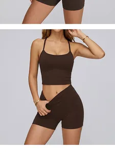 Vue détaillée de l'ensemble de yoga sans couture marron avec haut caraco et short