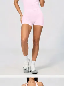 Vue détaillée du short de yoga rose sans couture et de la taille haute sur un modèle