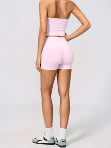 Vue arrière d'un ensemble de yoga rose sans couture avec short taille haute et haut
