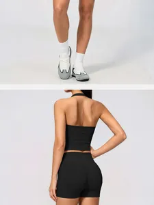 Vue arrière d'un ensemble de yoga noir sans couture avec haut licou et short assorti