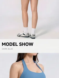 Détail d'un soutien-gorge de sport dos nu bleu foncé sans couture pour ensemble de yoga.