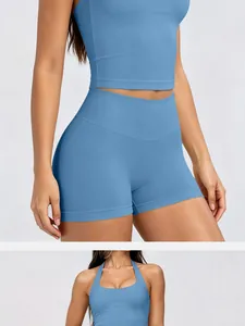 Détail de l'ensemble de yoga bleu sans couture avec débardeur et short