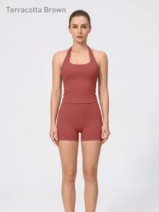 Vue de face du débardeur de yoga dos nu sans couture et du short assorti en terre cuite.