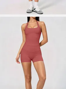 Vue détaillée d'un ensemble de yoga sans couture avec débardeur licou et short de sport
