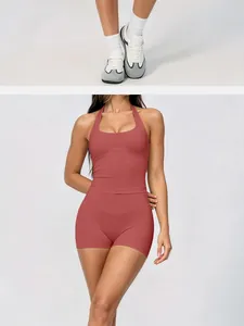 Détail d'un ensemble de yoga sans couture pour femmes avec débardeur licou et short assorti