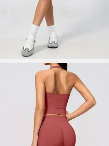 Vue arrière détaillée d'un haut de yoga dos nu sans couture et d'un legging terracotta.