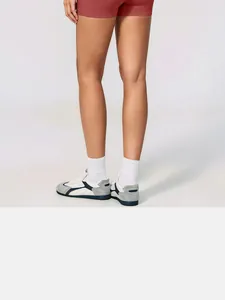 Vue arrière détaillée d'un short de yoga sans couture taille haute pour femme rouge