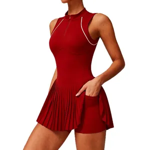 Robe de tennis plissée sans manches rouge avec col montant et short intégré femme.