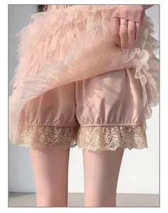 Détail de jupe-short bouffante rose avec bordure en dentelle délicate et style mignon.