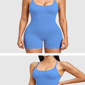 Détail d'un combishort de yoga bleu avec coussinets intégrés et bretelles réglables