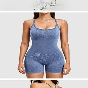 Vue détaillée de face d'un combishort de sport bleu chiné avec encolure carrée et fines.
