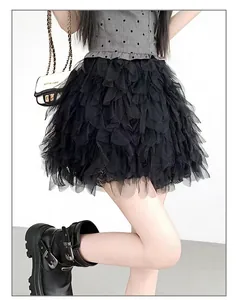 Vue détaillée d'une mini jupe-culotte noire en tulle à volants pour un look doux et féminin