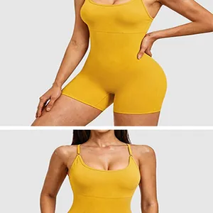 Vue détaillée de la combinaison de yoga jaune avec col carré et short moulant fitness.