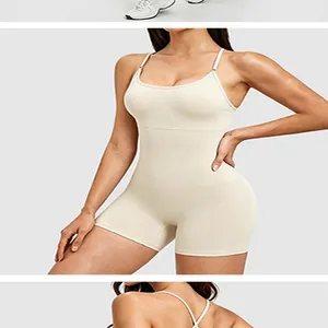 Gros plan sur une combinaison de yoga beige avec un design élégant à dos ouvert.