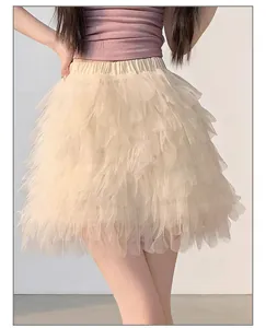Gros plan sur une jupe-short en tulle beige à volants en forme de pétales doux