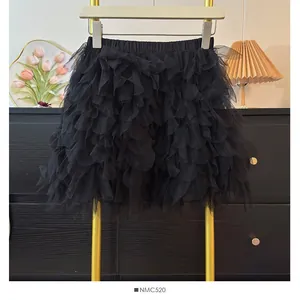 Vue détaillée d'une mini-jupe noire en tulle à couches avec volants et design de pétales