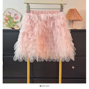 Vue détaillée de la jupe courte en tulle rose à plusieurs couches avec volants doux