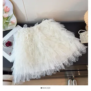 Vue détaillée de la mini jupe-short en tulle blanc à volants avec bordure dentelle