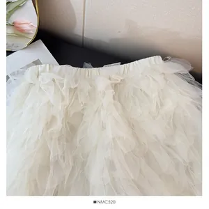 Gros plan d'une jupe en tulle blanc multicouche montrant la texture à volants