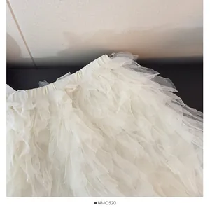 Gros plan sur les volants en tulle blanc superposés de cette mini-jupe-short de style doux