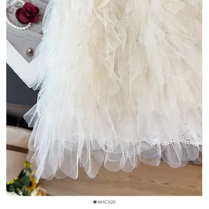 Vue macro détaillée des volants en tulle et de l'ourlet en dentelle d'une jupe couleur crème