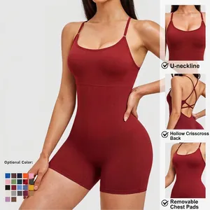 Body de yoga rouge foncé ajusté avec coussinets et élégantes bretelles croisées dans le dos