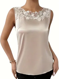 Elegante top de satén champán sin mangas con un delicado escote de encaje floral.
