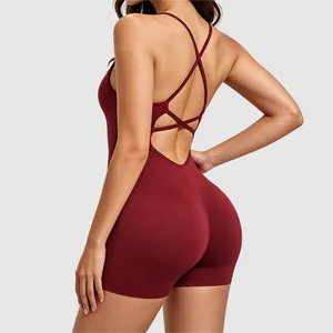 Combinaison de yoga rouge dos nu avec fines bretelles croisées vue de l'arrière