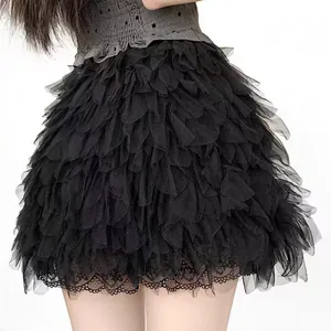 Mini-jupe noire à volants avec couches de pétales et bordure en dentelle délicate