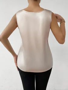 Vista posterior de una elegante camiseta sin mangas de satén champán perlado para mujer