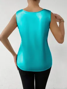 Vista posterior de una elegante camiseta de satén turquesa sin mangas de mujer.