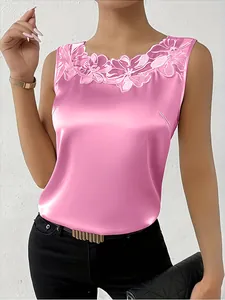 Elegante top sin mangas de satén rosa con detalle de encaje floral en el escote
