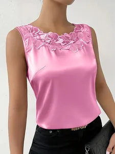 Detalle de top sin mangas de satén rosa con escote de encaje floral delicado y elegante.