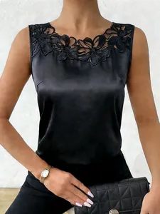 Primer plano de la elegante camiseta sin mangas de raso negro con encaje de flores