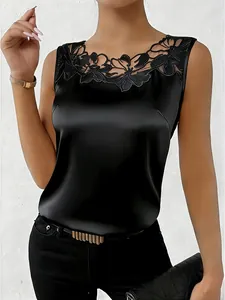 Elegante top de satén negro sin mangas con un delicado borde de encaje floral al cuello