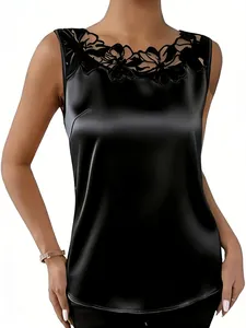Camisola de satén negro sin mangas con detalles de encaje delicado en el escote