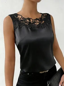 Primer plano del elegante escote de encaje negro en una blusa de satén sin mangas