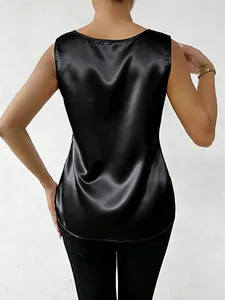Vista trasera detallada de una elegante blusa de satén negro sin mangas para mujer