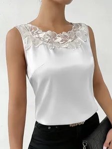 Elegante camiseta sin mangas de satén blanco con bordado floral de encaje