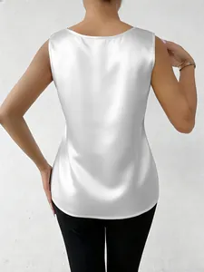 Elegante top de satén blanco sin mangas con acabado sedoso, detalle de la parte trasera.