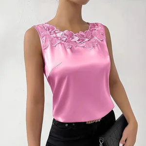 Elegante top de satén rosa sin mangas con encaje floral, ideal para combinar debajo