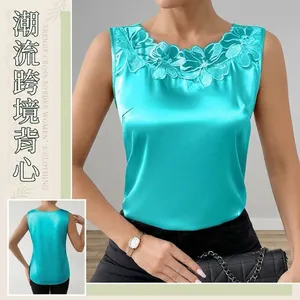 Elegante camiseta sin mangas de satén turquesa para mujer con adorno de encaje floral
