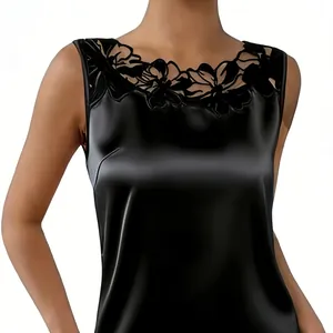 Elegante camisola de satén negro con intrincado escote de encaje floral para mujer.
