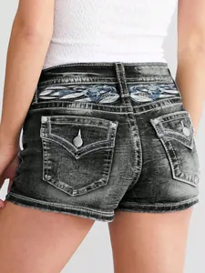 Vista posterior detallada de los pantalones cortos vaqueros bordados para mujer
