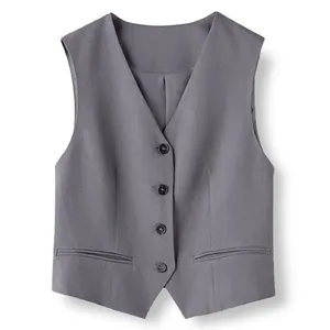 Vista detallada de un chaleco de traje gris minimalista para mujer con cuello en V y cuatro botones
