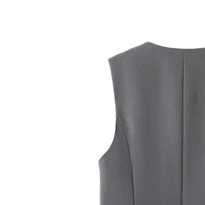 Detalle en primer plano de la costura trasera y la textura de un chaleco de traje gris.