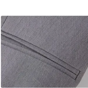 Vista detallada del tejido gris del chaleco de traje para mujer con textura prémium