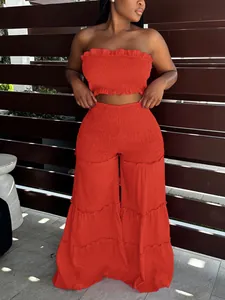Vista de detalle de conjunto rojo de dos piezas con top bandeau y pantalón ancho